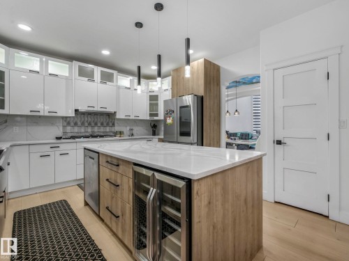 572 Butterworth Way, Edmonton, AB - Indoor Photo Showing Kitchen With Upgraded Kitchen