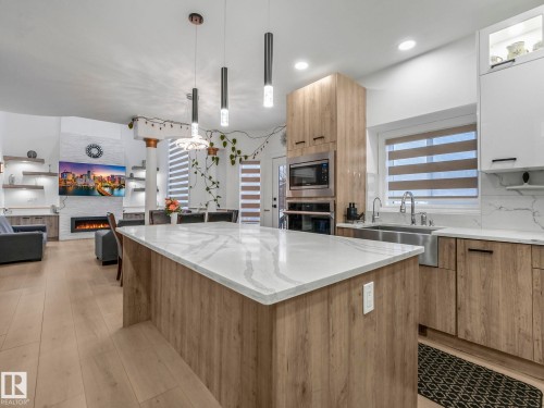 572 Butterworth Way, Edmonton, AB - Indoor Photo Showing Kitchen With Upgraded Kitchen