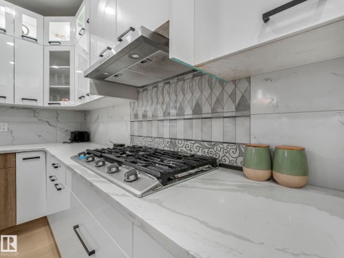572 Butterworth Way, Edmonton, AB - Indoor Photo Showing Kitchen