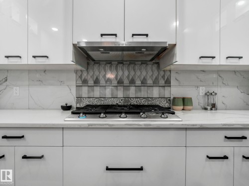 572 Butterworth Way, Edmonton, AB - Indoor Photo Showing Kitchen