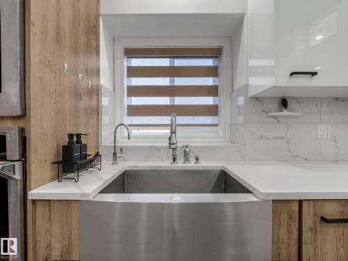 572 Butterworth Way, Edmonton, AB - Indoor Photo Showing Kitchen