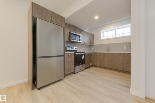 307 173 Avenue, Edmonton, AB - Indoor Photo Showing Kitchen