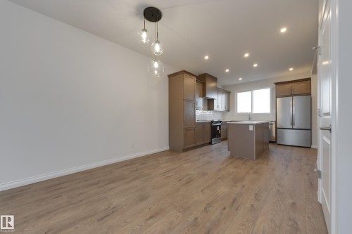 21276 131 Avenue, Edmonton, AB - Indoor Photo Showing Kitchen With Stainless Steel Kitchen With Upgraded Kitchen