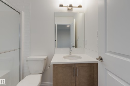 21276 131 Avenue, Edmonton, AB - Indoor Photo Showing Bathroom