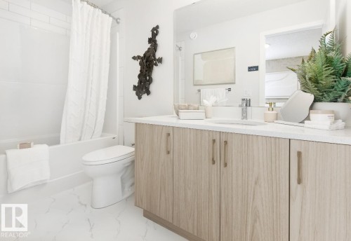 11977 35 Avenue, Edmonton, AB - Indoor Photo Showing Bathroom
