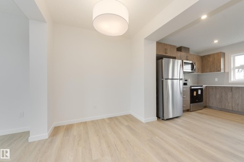 17233 4 Street, Edmonton, AB - Indoor Photo Showing Kitchen