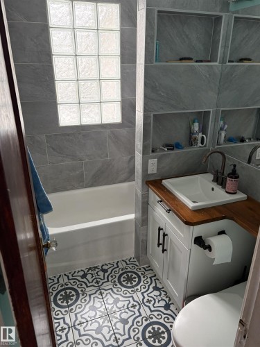 11223 70 Street Nw, Edmonton, AB - Indoor Photo Showing Bathroom