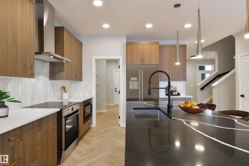 10 Cobblestone Gate, Spruce Grove, AB - Indoor Photo Showing Kitchen With Upgraded Kitchen