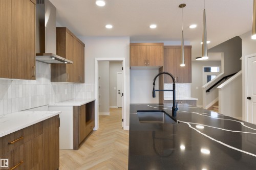 10 Cobblestone Gate, Spruce Grove, AB - Indoor Photo Showing Kitchen With Upgraded Kitchen