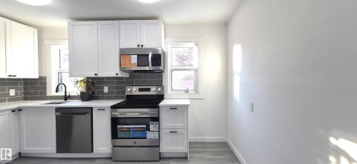 5907 121 Avenue, Edmonton, AB - Indoor Photo Showing Kitchen