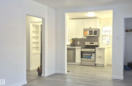 5907 121 Avenue, Edmonton, AB - Indoor Photo Showing Kitchen