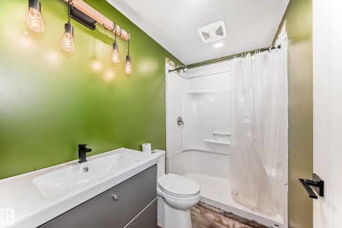 2805 25 Street, Edmonton, AB - Indoor Photo Showing Bathroom
