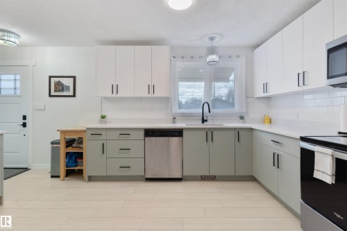 5614 48A Street, Vegreville, AB - Indoor Photo Showing Kitchen With Upgraded Kitchen