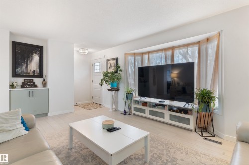 5614 48A Street, Vegreville, AB - Indoor Photo Showing Living Room