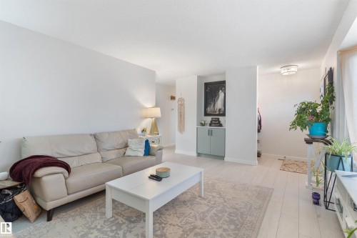 5614 48A Street, Vegreville, AB - Indoor Photo Showing Living Room