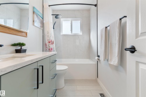 5614 48A Street, Vegreville, AB - Indoor Photo Showing Bathroom