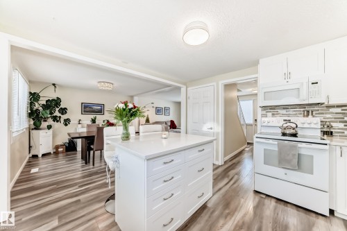66 Ridgewood, St. Albert, AB - Indoor Photo Showing Kitchen With Upgraded Kitchen