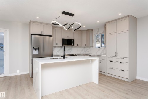 67 Lambert Crescent, St. Albert, AB - Indoor Photo Showing Kitchen With Upgraded Kitchen