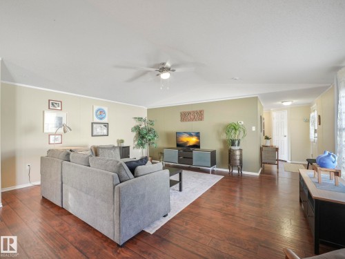 407 Oak Wood Crescent, Edmonton, AB - Indoor Photo Showing Living Room
