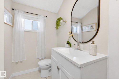 Edmonton, AB - Indoor Photo Showing Bathroom