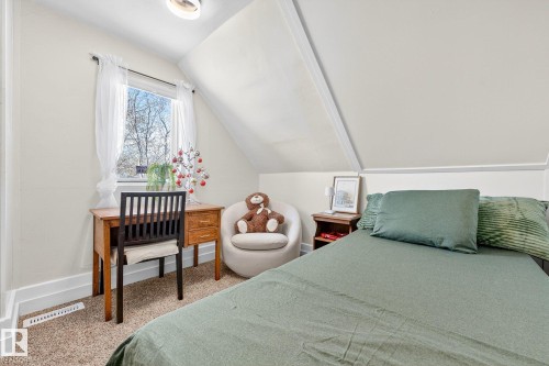 Edmonton, AB - Indoor Photo Showing Bedroom