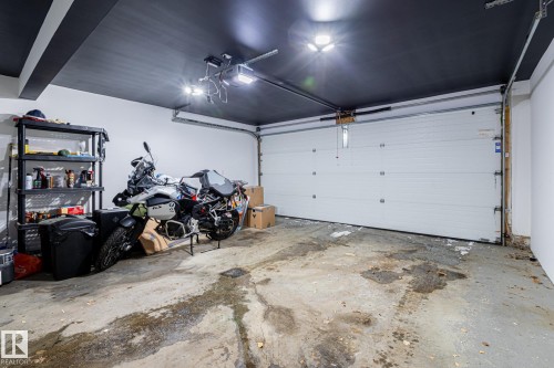 9 6075 Schonsee Way, Edmonton, AB - Indoor Photo Showing Garage