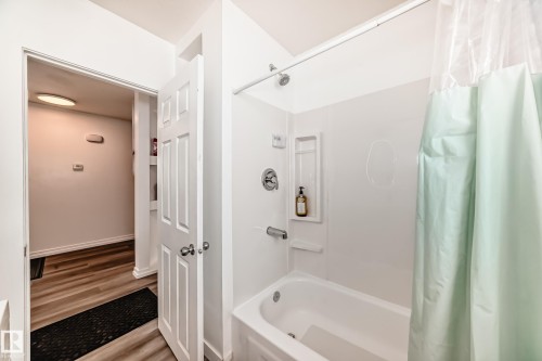 Edmonton, AB - Indoor Photo Showing Bathroom