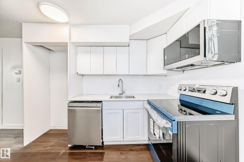 Edmonton, AB - Indoor Photo Showing Kitchen