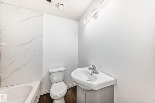 Edmonton, AB - Indoor Photo Showing Bathroom