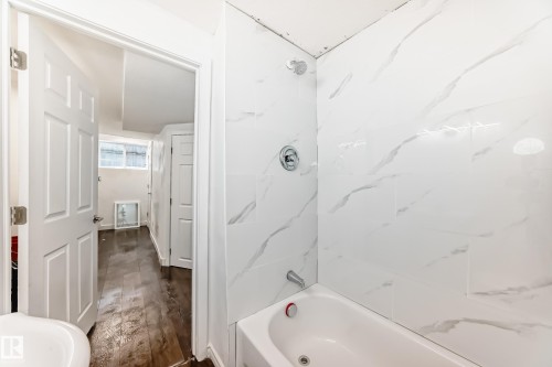 Edmonton, AB - Indoor Photo Showing Bathroom