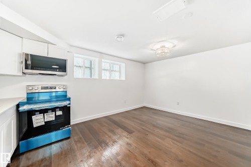 Edmonton, AB - Indoor Photo Showing Bathroom