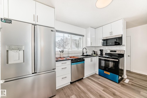 Edmonton, AB - Indoor Photo Showing Kitchen