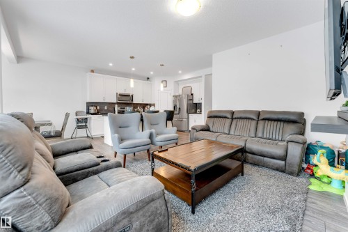 933 Mcconachie Boulevard, Edmonton, AB - Indoor Photo Showing Living Room