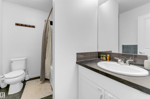 933 Mcconachie Boulevard, Edmonton, AB - Indoor Photo Showing Bathroom