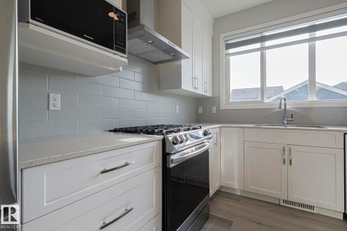 1653 Plum Circle Circle, Edmonton, AB - Indoor Photo Showing Kitchen