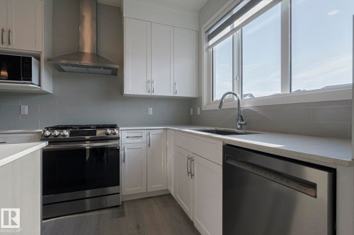 1653 Plum Circle Circle, Edmonton, AB - Indoor Photo Showing Kitchen