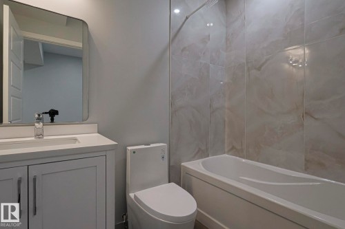 1653 Plum Circle Circle, Edmonton, AB - Indoor Photo Showing Bathroom