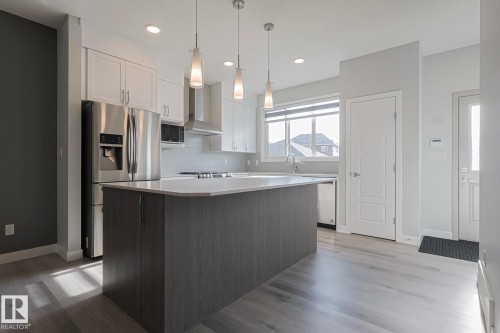 1653 Plum Circle Circle, Edmonton, AB - Indoor Photo Showing Kitchen With Upgraded Kitchen