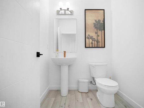 949 Stillwater Boulevard, Edmonton, AB - Indoor Photo Showing Bathroom