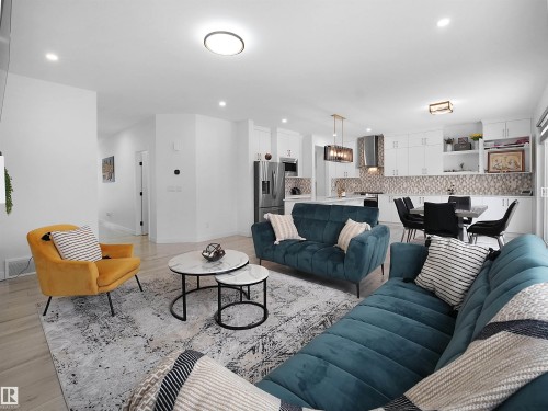 949 Stillwater Boulevard, Edmonton, AB - Indoor Photo Showing Living Room