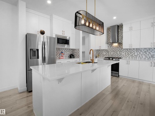 949 Stillwater Boulevard, Edmonton, AB - Indoor Photo Showing Kitchen With Upgraded Kitchen