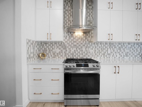 949 Stillwater Boulevard, Edmonton, AB - Indoor Photo Showing Kitchen