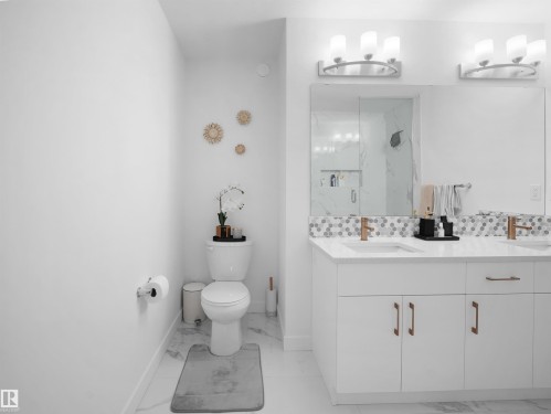 949 Stillwater Boulevard, Edmonton, AB - Indoor Photo Showing Bathroom