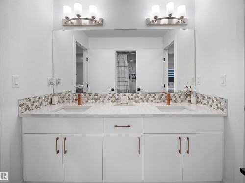 949 Stillwater Boulevard, Edmonton, AB - Indoor Photo Showing Bathroom