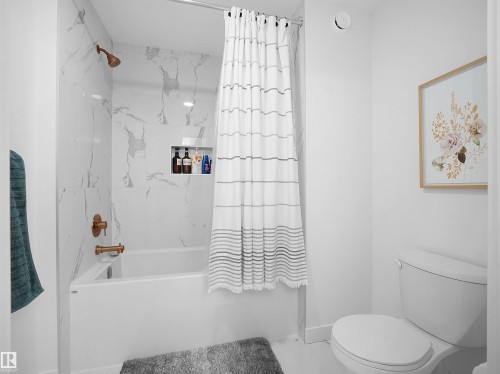 949 Stillwater Boulevard, Edmonton, AB - Indoor Photo Showing Bathroom