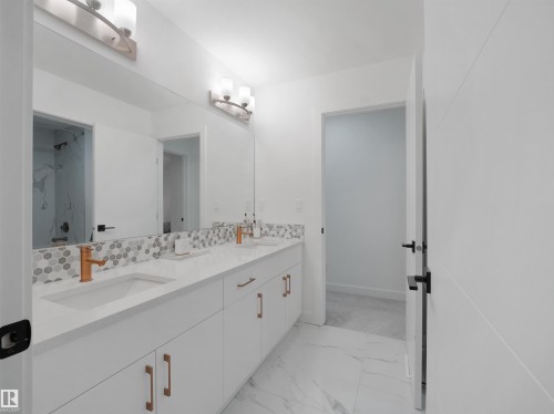 949 Stillwater Boulevard, Edmonton, AB - Indoor Photo Showing Bathroom