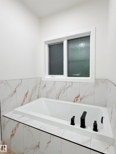 Full bath with a garden tub - 3320 Chickadee Drive, Edmonton, AB - Indoor Photo Showing Bathroom