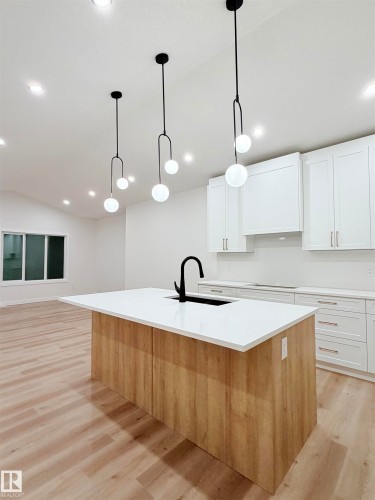 3320 Chickadee Drive, Edmonton, AB - Indoor Photo Showing Kitchen With Upgraded Kitchen