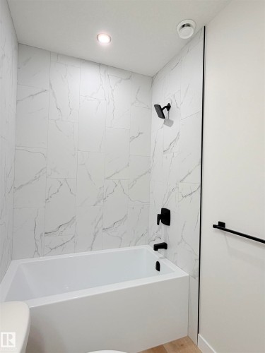 3320 Chickadee Drive, Edmonton, AB - Indoor Photo Showing Bathroom