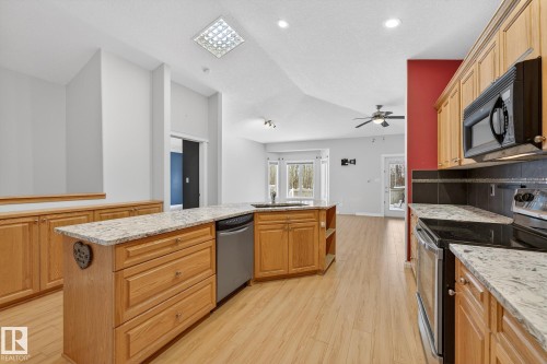 25 Folkstone Place, Stony Plain, AB - Indoor Photo Showing Kitchen